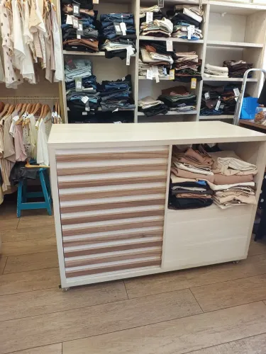 Aparador para loja de roupas