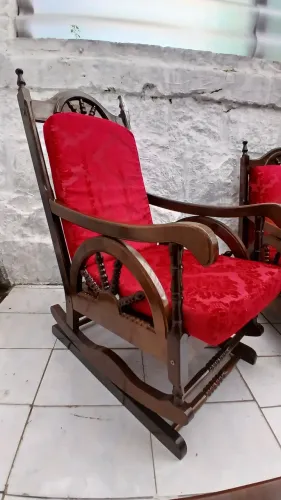 Cadeira de balanço MADEIRA MACIÇA PEÇA HISTÓRICA 