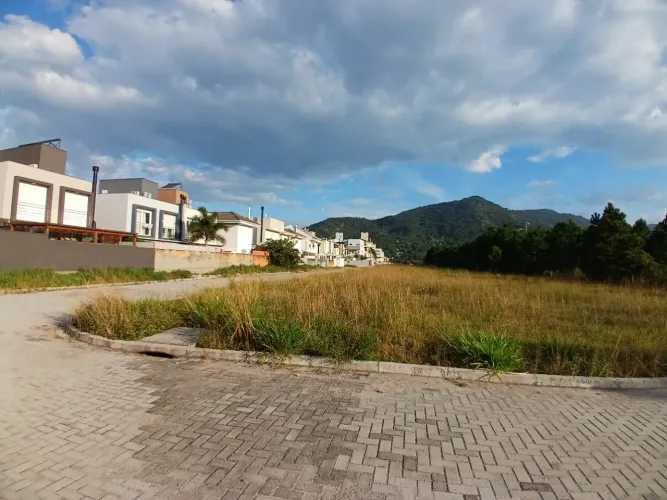 Terreno com 865 m² no bairro Ribeirão da Ilha
