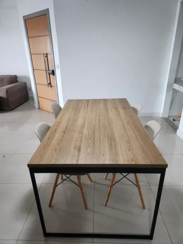 OPORTUNIDADE: Moderna mesa de jantar modelo industrial com quatro cadeiras.