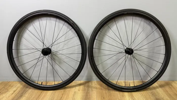 Rodas Dt swiss r470db disc + Pneu