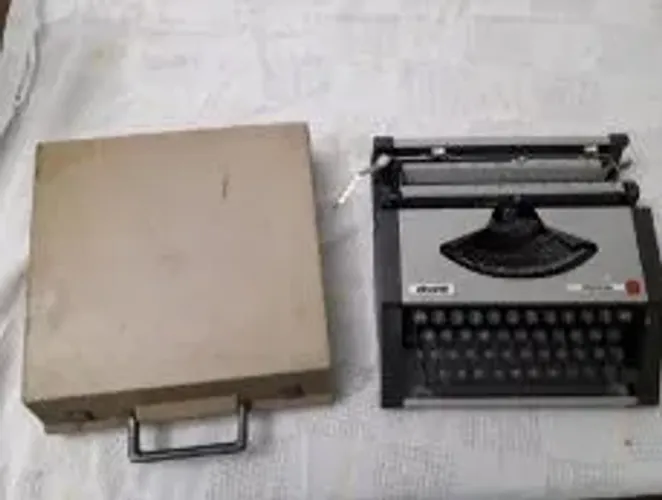 Máquina de Escrever Olivetti Tropical Funcionando - com Estojo