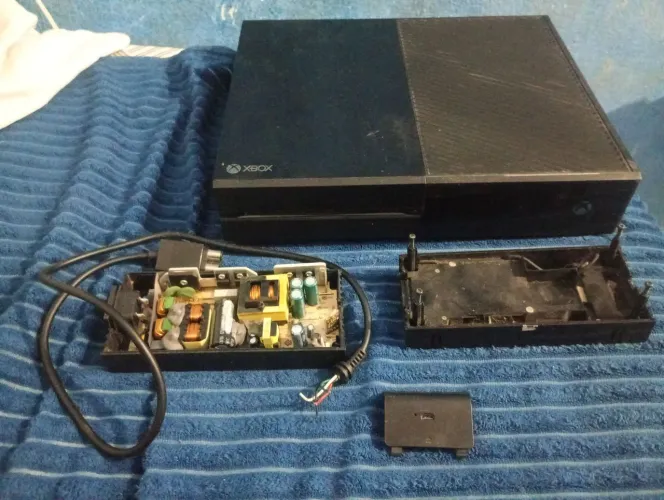 Xbox One quebrado completo para peças
