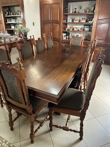 Mesa de Jantar de Madeira com 10 Cadeiras - Excelente Estado