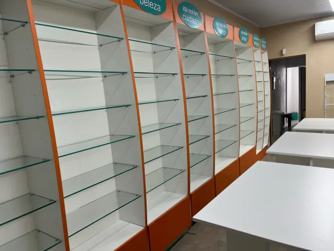 Vendo móveis de farmácia - 15 armários com prateleiras e 3 balcões caixa 