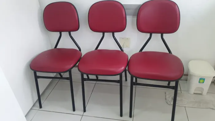 05 Cadeiras na  cor: vermelho material do forro imita plastico