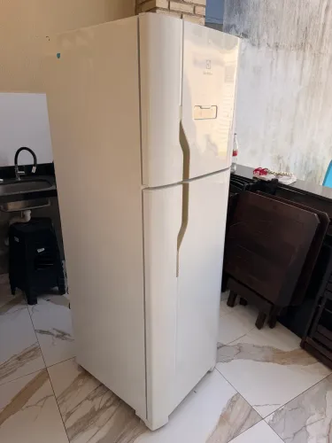 Geladeira Eletrolux 371 litros em bom estado zap *
