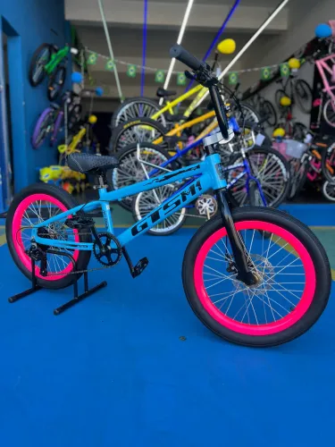 Bicicleta GTSM1 aro 20 em alumínio, seminova 