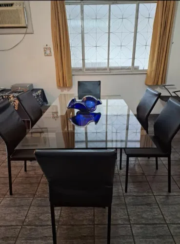 Mesa com tampo de vidro e 6 cadeiras