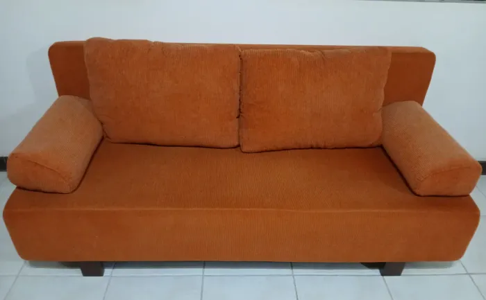 Sofá-cama de casal, com 2 almofadões, confortável, preservado