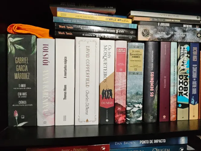 Livros clássicos vendo separados