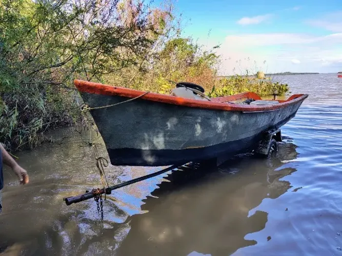 Barco com motor de centro e direção