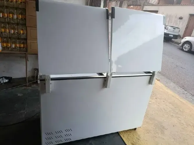 Vende-se freezer 439 litros horizontal, muito novo e funcionando perfeitamente.