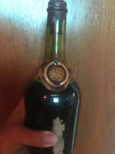 Garrafa antiga com vinho original