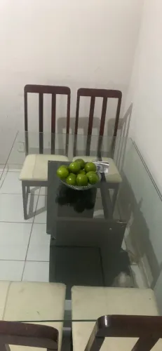 Mesa de vidro com 4 cadeiras