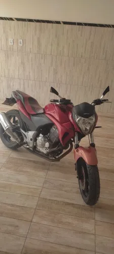 Vendo CB 300R muito top é de qualidade toda em dias ano 2011 valor 8500