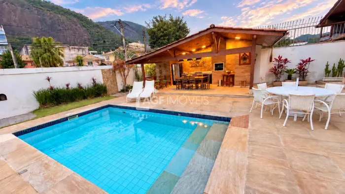 ALUGUEL | CASA LINEAR COM PISCINA E AMPLA ÁREA DE LAZER