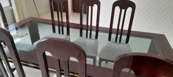 Mesa de madeira maciça com 8 cadeiras