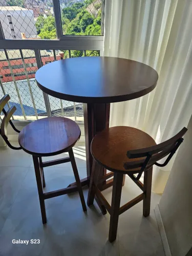 Conjunto Mesa Bistrô + 2 Banquetas em Madeira (Excelente Estado)