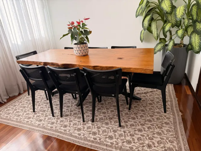 Mesa de madeira maciça 2,10m com 8 cadeiras Ares da Tok&Stok