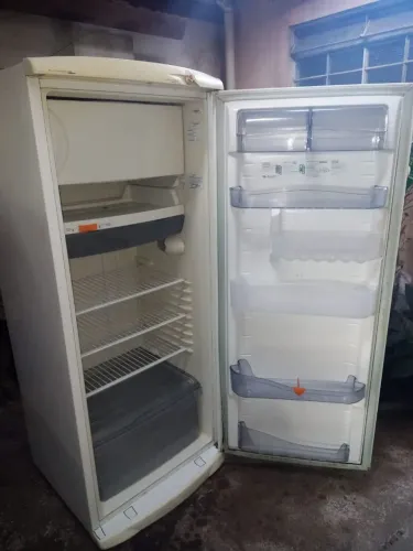 Vende-se geladeira 320 litros