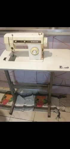 Máquina de costura singer com mesinha
