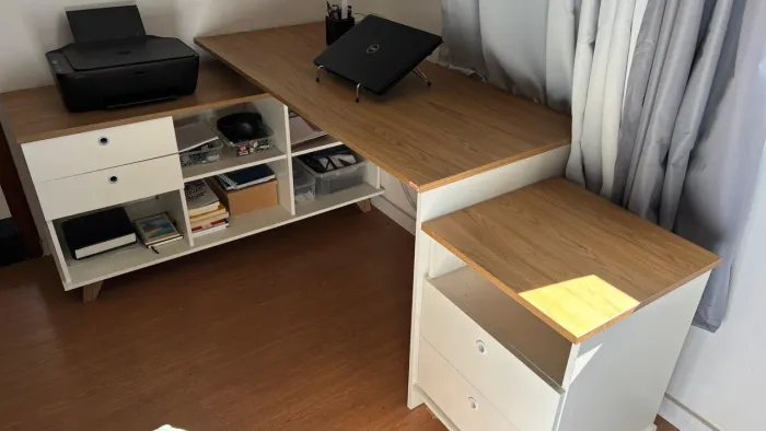 Mesa de Escritório em L com Gaveteiros e Nichos - Home Office Completo