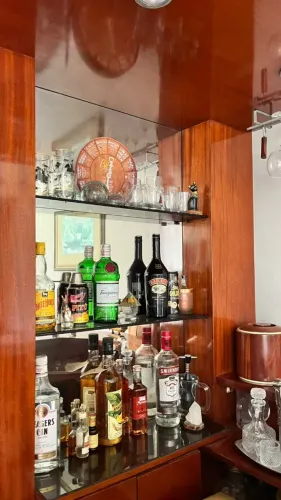 Bar/ Cristaleira de Madeira Maciça com Espelho e Suporte para Taças