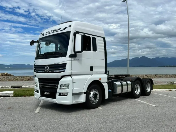 METEOR 29.520 6X4 2P (DIESEL)(E5) BRANCA 2022/2023