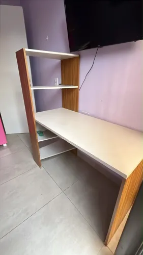 Mesa de escritório semi nova em Mdf de excelente qualidade
