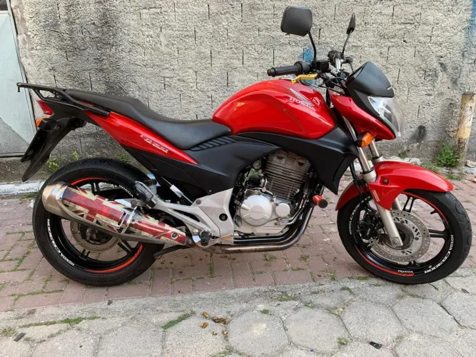 CB 300 DIFERENCIADA COM ABS ORIGINAL DE FABRICA MOTO EXTREMAMENTE CONSERVADA E KM BAIXO
