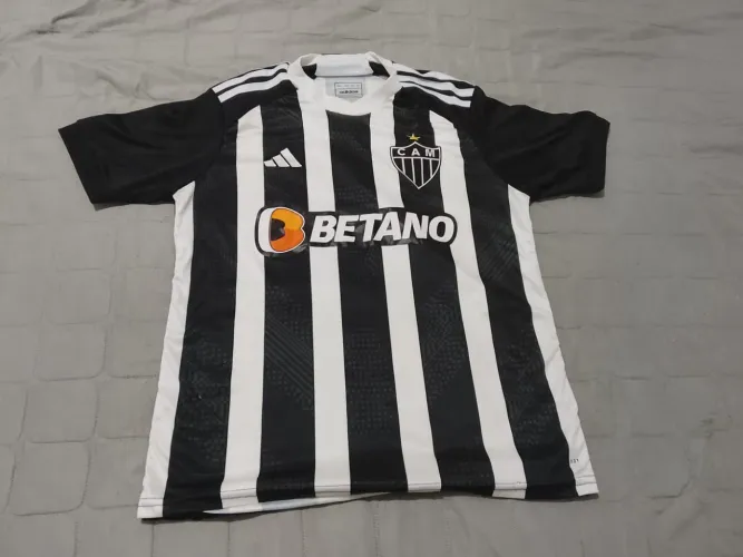 Camisa titular. Do galo ,modelo Atual com patrocínio Betano , fabricada pela Adidas .