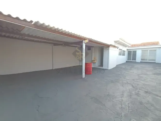 Casa para alugar com 115,47m² de área construída, 03 quartos e quintal com varanda no bair