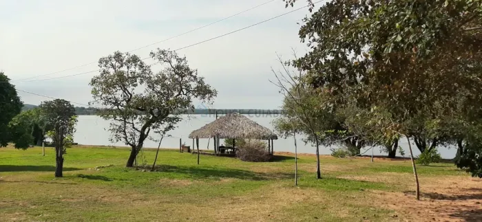 sitio de porteira fechada nas margens do lago do rio manso