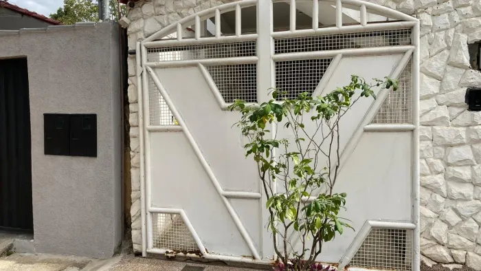 Vendo portão de garagem, portão social, corrimão e grades fixas