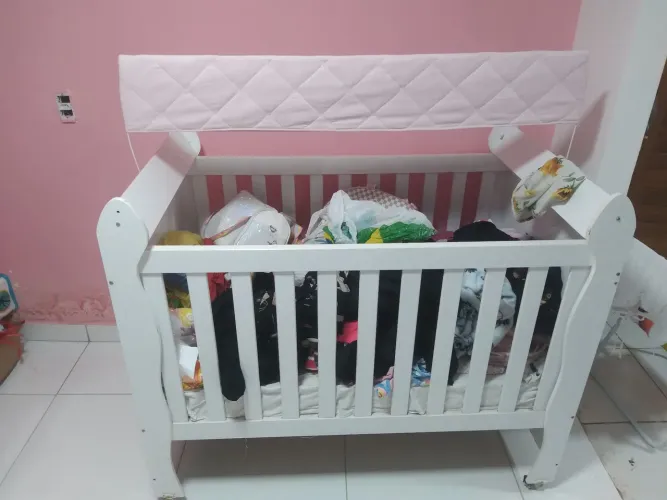 Berço seme novo com as nas 4 pernas rodinhas