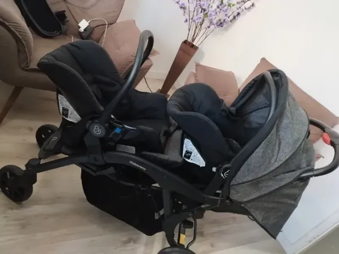 Vendo carrinho de bebê Gêmeos com bebê conforto