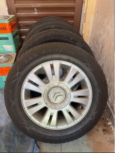 Rodas originais 4x108 Citroën C4 VTR com pneus em excelente estado.