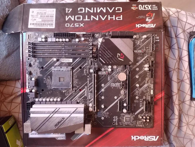 Placa-Mae AsRock x570 Phantom Gaming 4 AM4. Defeito no socket do processador