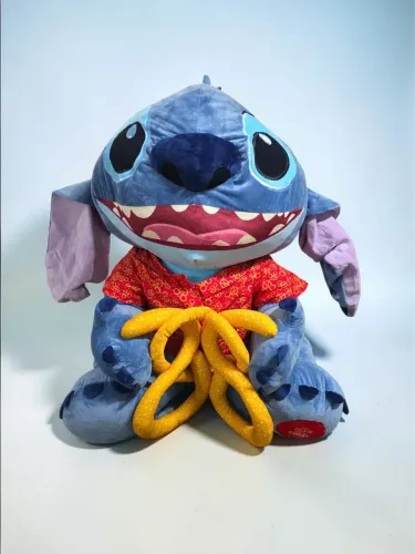 PELÚCIA GIGANTE DO STITCH COM PRETZEL - 80CM - SEGUIDORES DO CANAL TEM R$ 50,00 OFF