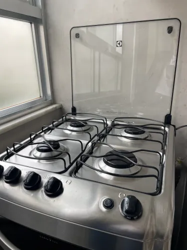Vende-se fogão Electrolux de chão 4 bocas