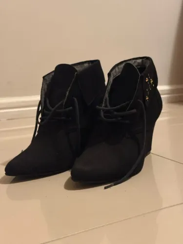 Bota Preta cano curto camurça