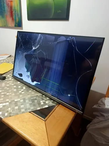 TV PHILCO ROKU. NOVA. TELA QUEBRADA