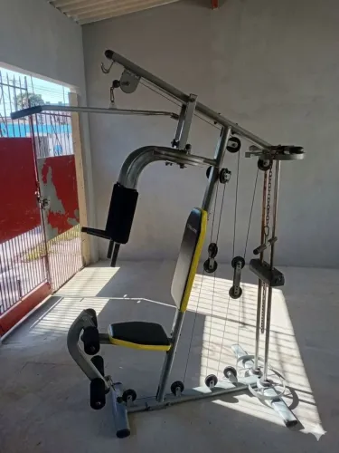 Estação de musculação multifuncional
