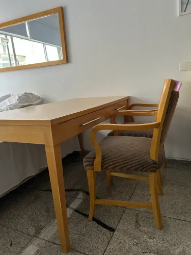 Mesa madeira com duas cadeiras
