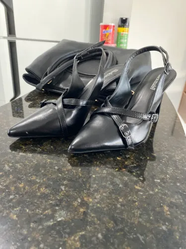 Scarpin preto, nunca usado tamanho 39 de ótima qualidade.