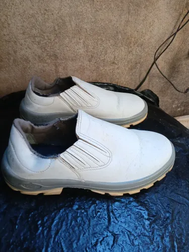 Vendo uma botina número 39 masculino 30 reais moro no bairro São Gabriel BH