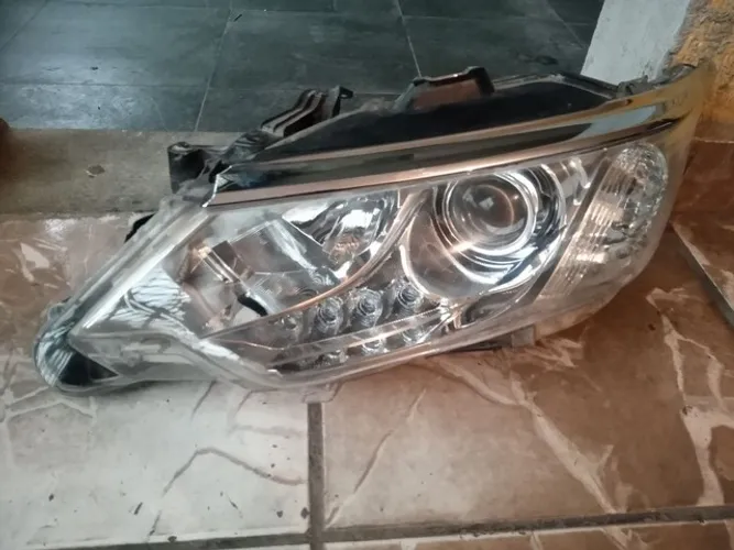 Farol esquerdo Toyota Camry 2015 (Detalhe lente)