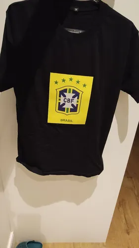 Camiseta do Brasil com brasão sensível ao som. Brilha quando vc fala ou toca música.