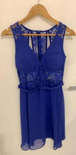 Vestido curto de crepe cor azul royal tamanho P